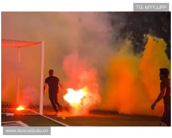 德地区耶拿与开姆尼茨球迷冲突导致逃生通道堵塞并纵火引发严重混乱